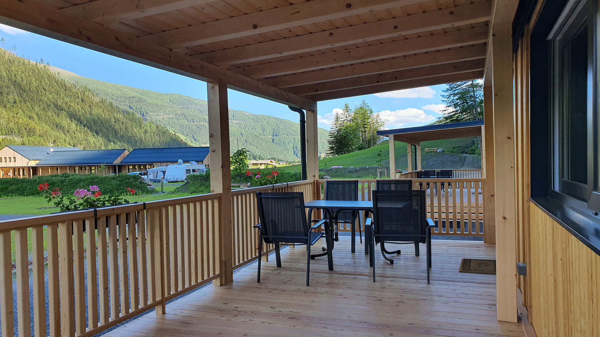 Private Holzterrasse am Mobilhome mit Bergpanorama