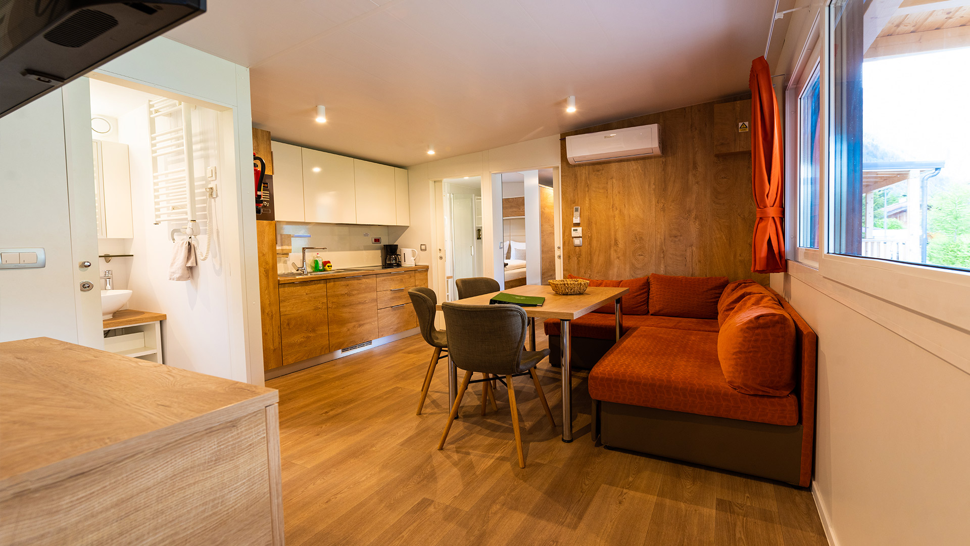 Helles und offenes Wohnzimmer im Mobilhome