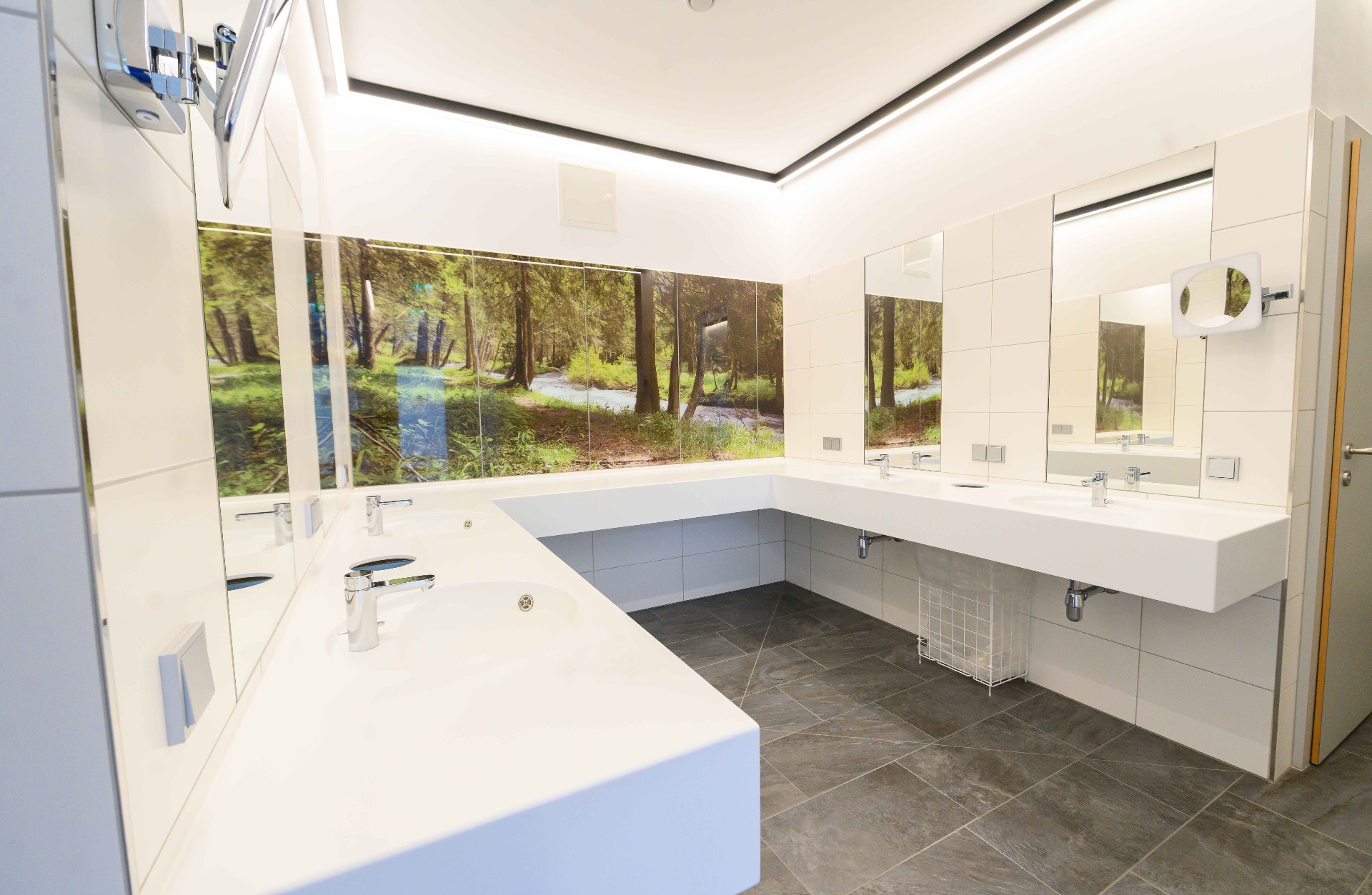 Modernes Sanitärgebäude mit Naturmotiv und Tageslicht